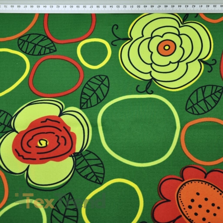 wasserabweisender Stoff mit Blumen auf grünem Hintergrund  