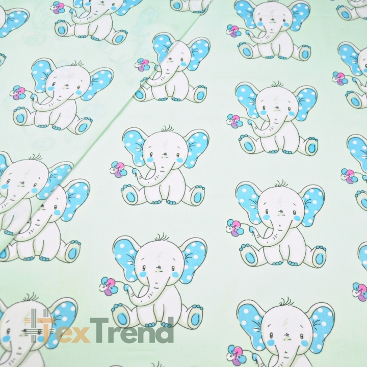 Baumwolle 100% Elefanten mit Blumen auf hellblauem Hintergrund.