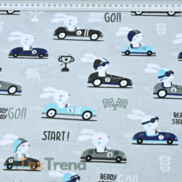 Flanell Rennkaninchen auf grauem Hintergrund  