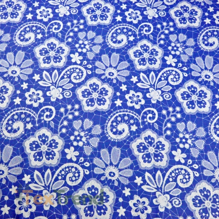 Baumwolle 100% weiße Serviette auf blauem Hintergrund  