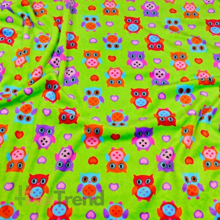 Polar plus bunte Eulen auf grünem Hintergrund  