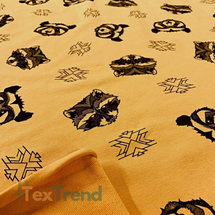 Sweatshirtstoff Loop - schwarze Waschbären auf senfgelbem Hintergrund  