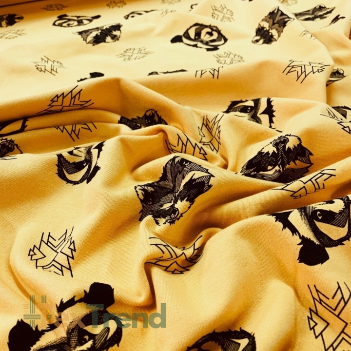 Sweatshirtstoff Loop - schwarze Waschbären auf senfgelbem Hintergrund  