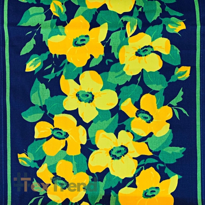 Liegestoff gelbe Blumen auf dunkelblauem Hintergrund  