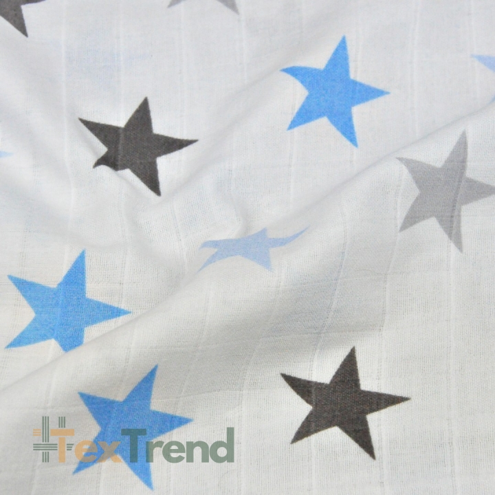 Baumwoll-Musselin mit blauen und grauen Sternen auf weißem Hintergrund  