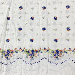 Baumwoll-Kora Kornblumen auf weißem Hintergrund  