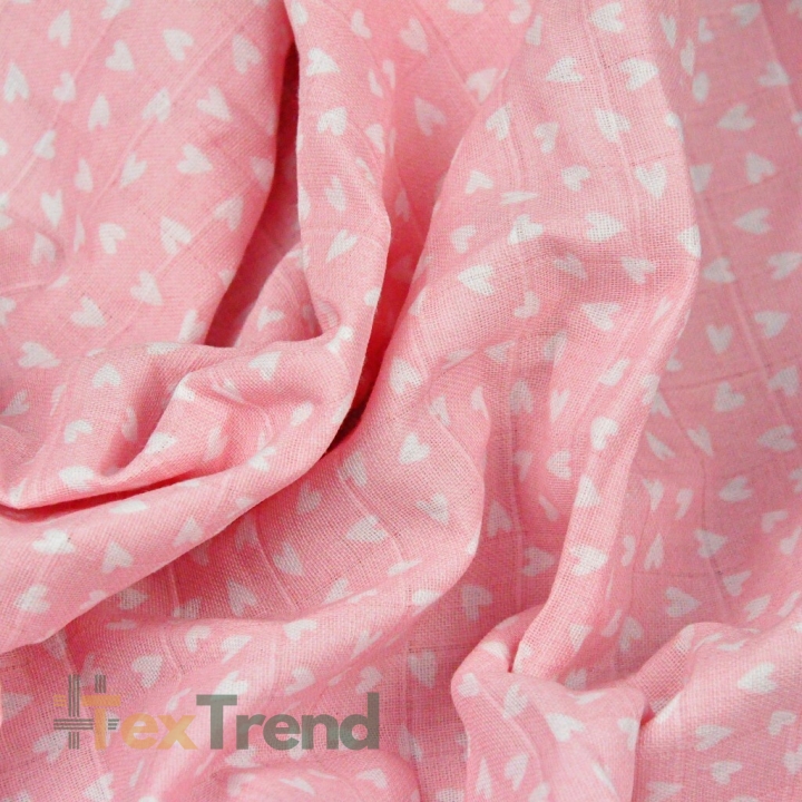 Baumwoll-Musselin Herzen auf rosa Hintergrund  