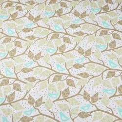 Baumwolle 100% türkisfarbene Vögel auf Ästen auf weißem Hintergrund  