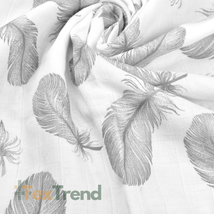 Baumwoll-Musselin mit grauen Federn auf weißem Hintergrund  