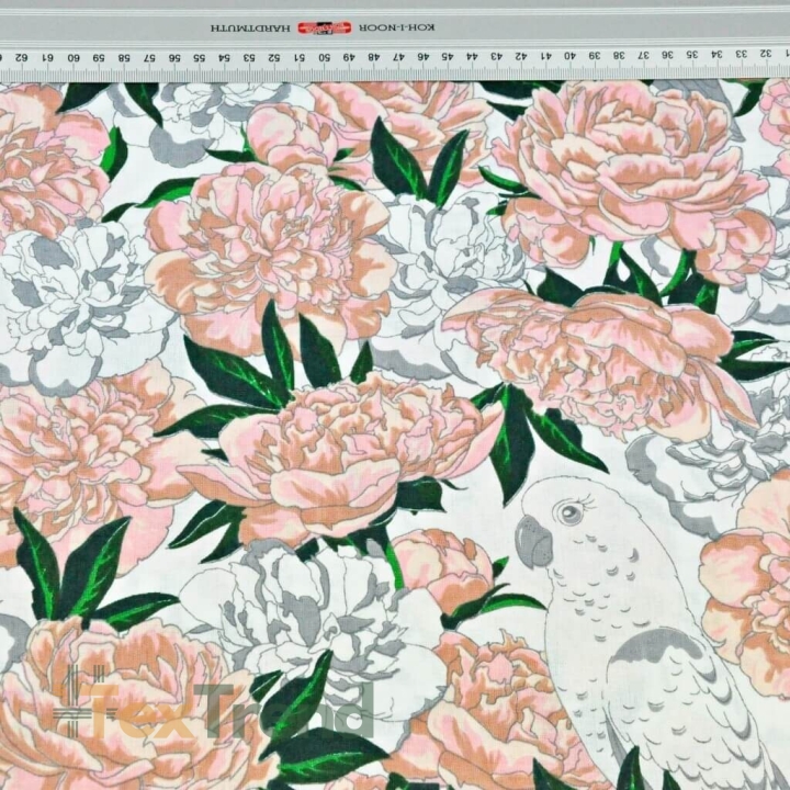 100% Baumwolle rosa Blumen mit Papageien auf weißem Hintergrund  