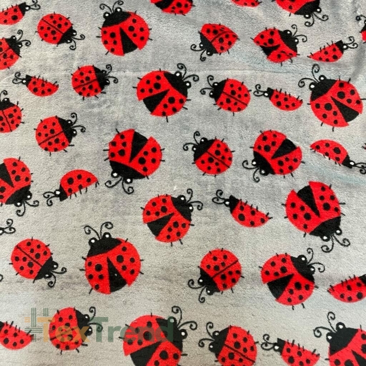 Fleece Plus rote Marienkäfer auf grauem Hintergrund