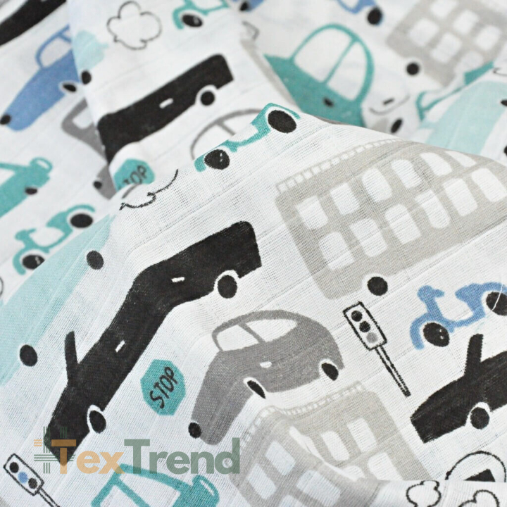 Baumwoll-Musselin grau-türkisfarbene Autos auf weißem Hintergrund  