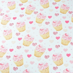 Baumwolle 100% rosa Cupcakes mit Herzen auf weißem Hintergrund  