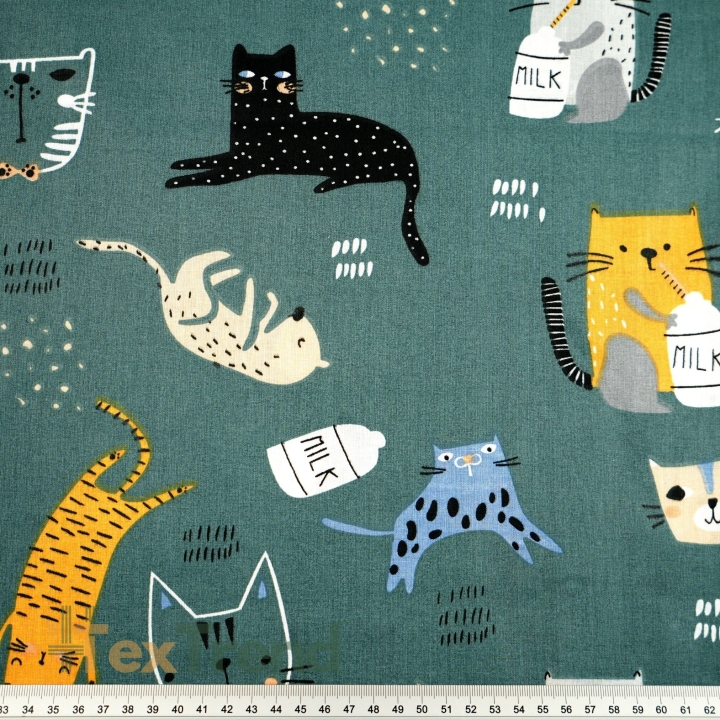 100% Baumwolle orange Katzen auf salbeigrünem Hintergrund  