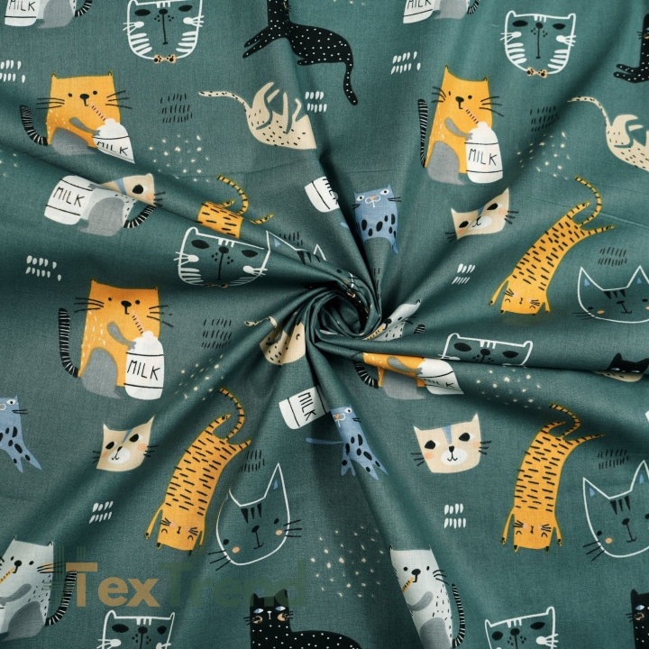 100% Baumwolle orange Katzen auf salbeigrünem Hintergrund  