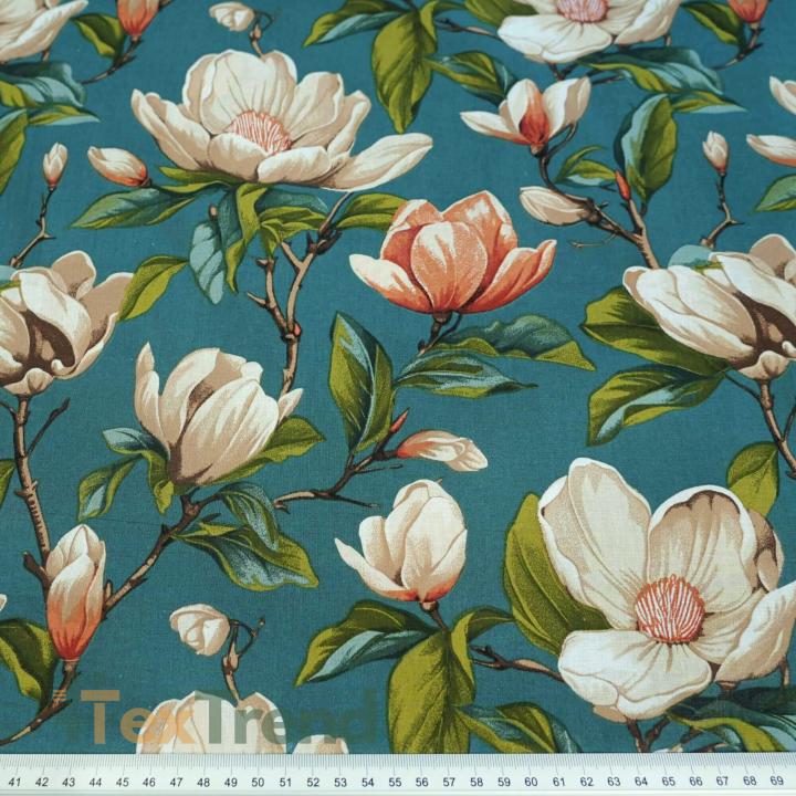 100% Baumwolle beige Magnolienblüten auf meerfarbenem Hintergrund - 220 cm  