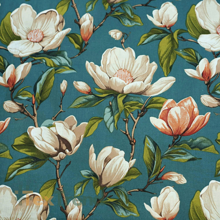 100% Baumwolle beige Magnolienblüten auf meerfarbenem Hintergrund - 220 cm  
