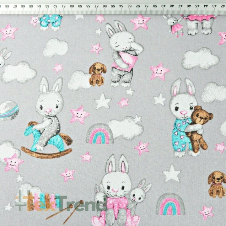 Baumwolle 100% Kaninchen in rosa-türkis-grau mit Wolken auf grauem Hintergrund  