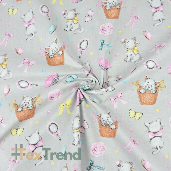 Baumwolle 100% Kätzchen mit rosa Schleife auf grauem Hintergrund  