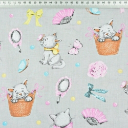 Baumwolle 100% Kätzchen mit rosa Schleife auf grauem Hintergrund  