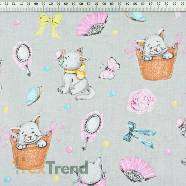 Baumwolle 100% Kätzchen mit rosa Schleife auf grauem Hintergrund  