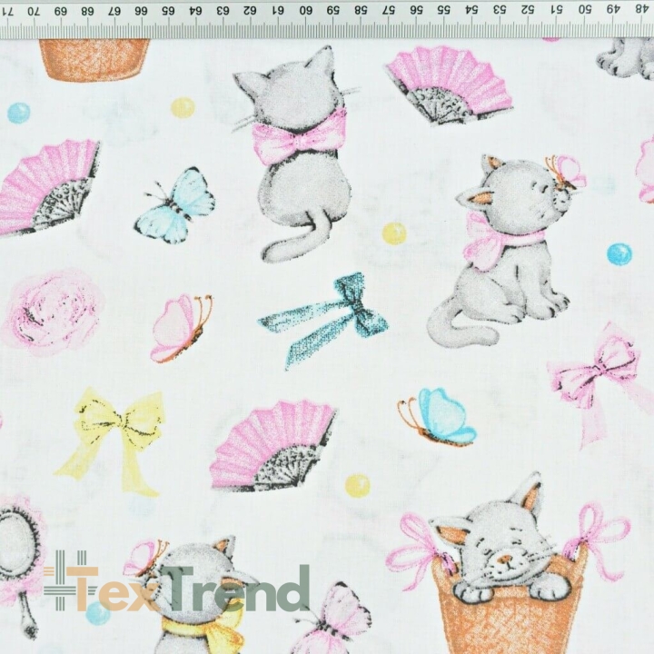 Baumwolle 100% Kätzchen mit rosa Schleife auf weißem Hintergrund  