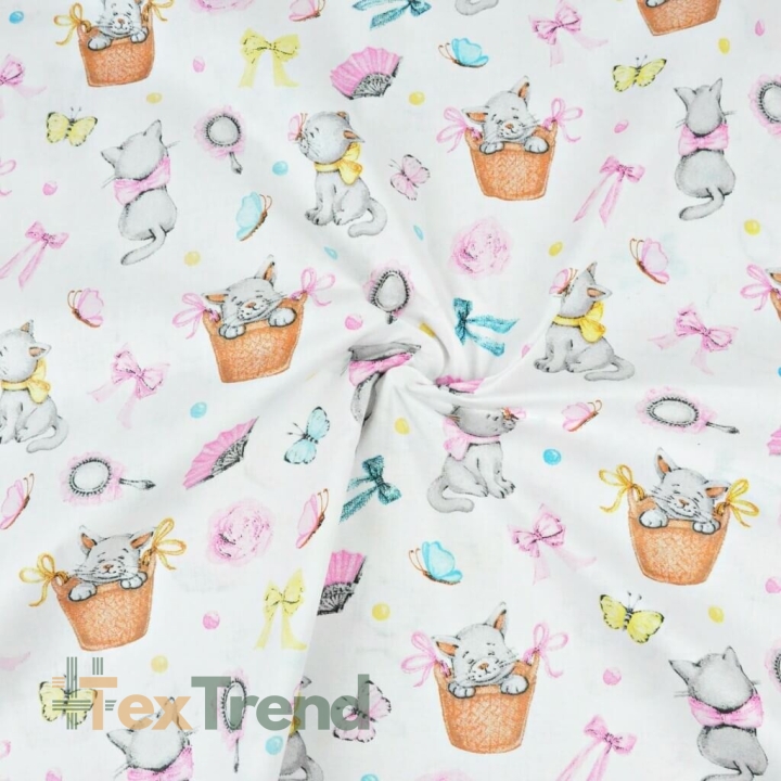 Baumwolle 100% Kätzchen mit rosa Schleife auf weißem Hintergrund  