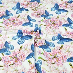 100% Baumwolle Schmetterlinge in Saphirblau mit rosa Blumen auf weißem Hintergrund  