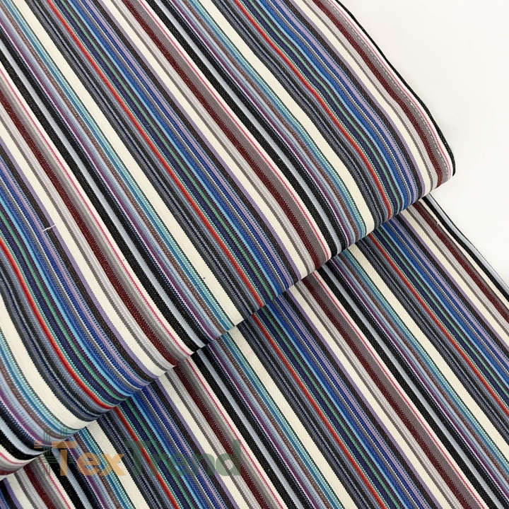 Liegestoff mit bunten Streifen auf weißem Hintergrund  