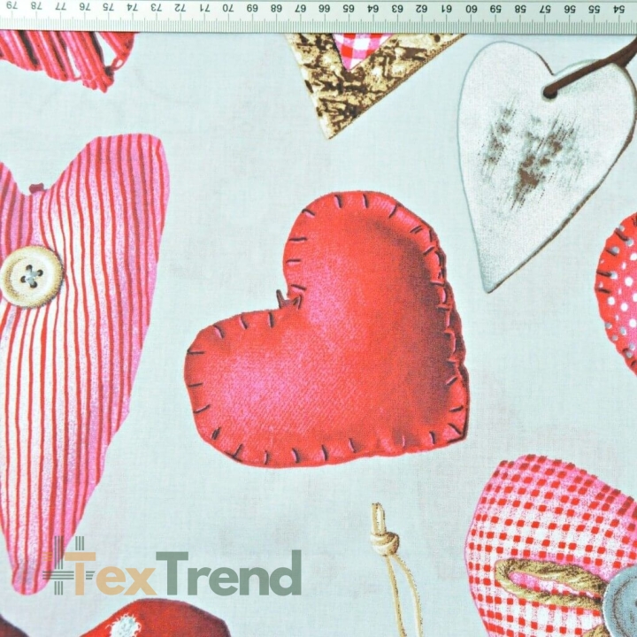 Baumwolle 100% rote Herzanhänger auf hellgrauem Hintergrund  