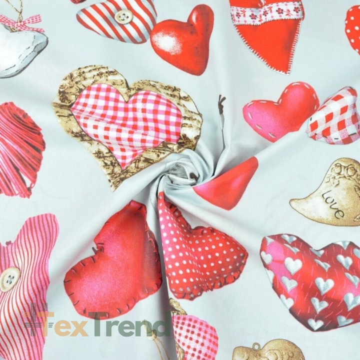 Baumwolle 100% rote Herzanhänger auf hellgrauem Hintergrund  