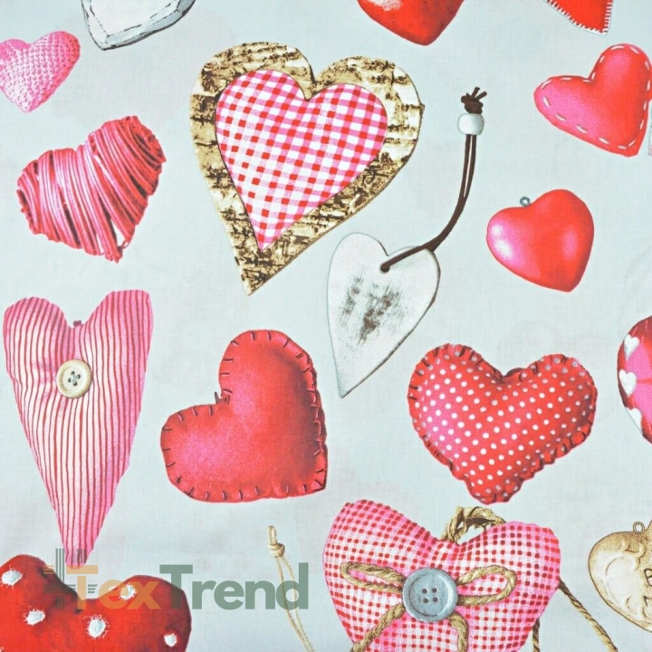 Baumwolle 100% rote Herzanhänger auf hellgrauem Hintergrund  