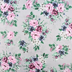 Baumwolle 100% rosa-dunkelblaue Blumensträuße mit grünen Blättern auf grauem Hintergrund  