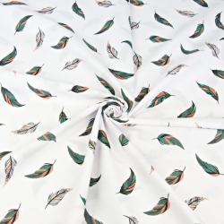 Baumwolle 100% Federn grün-ziegelrot auf weißem Hintergrund  