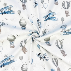 100% Baumwolle mit Kuscheltieren in Flugzeugen und blauen Ballons auf weißem Hintergrund  