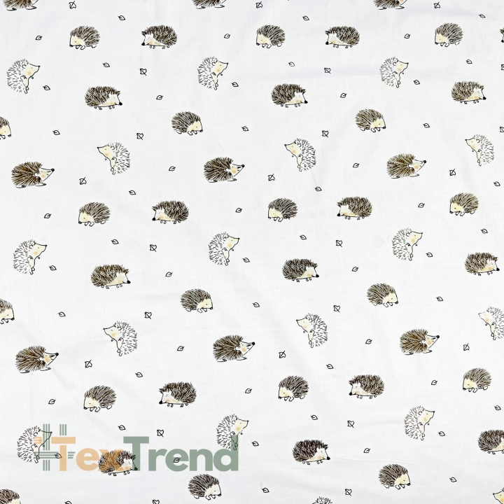 100% Baumwolle mit braunen Igeln auf weißem Hintergrund  