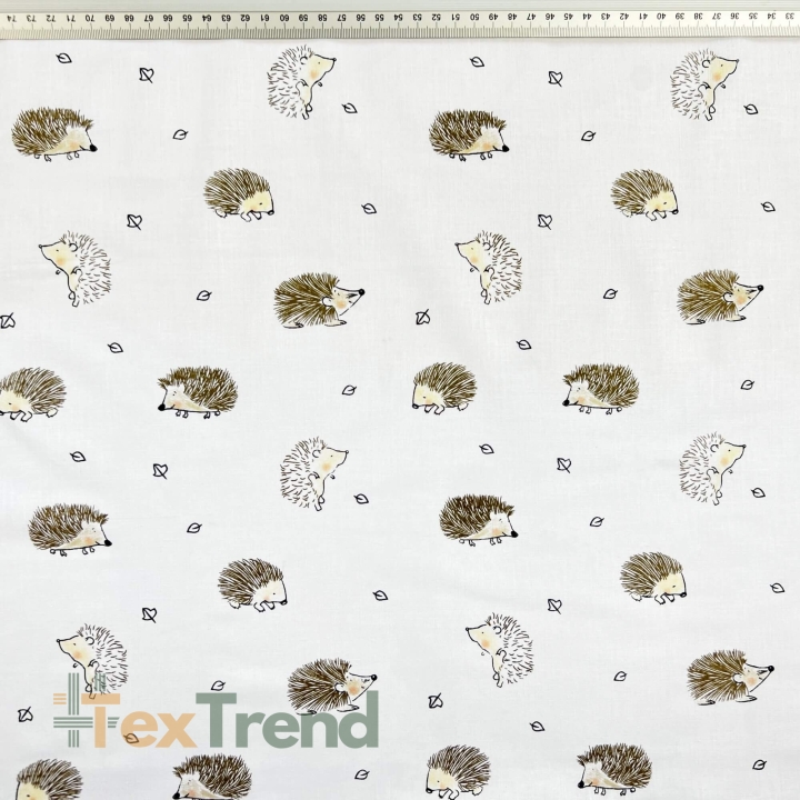 100% Baumwolle mit braunen Igeln auf weißem Hintergrund  