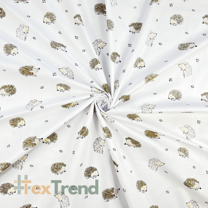 100% Baumwolle mit braunen Igeln auf weißem Hintergrund  