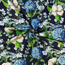 Baumwolle 100% Baumwollblumen und Hortensien auf dunkelblauem Hintergrund  