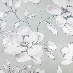 100% Baumwolle mit Magnolienblüten auf hellgrauem Hintergrund  