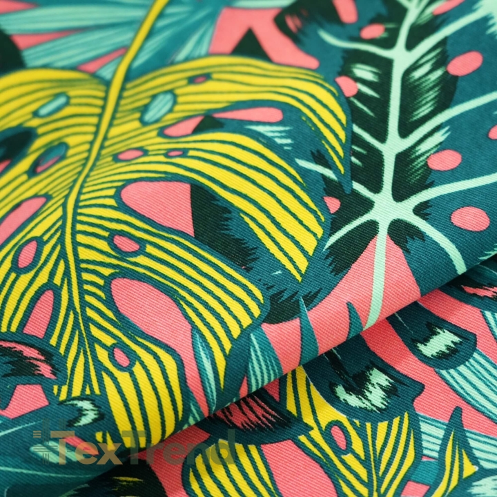 Liegegewebe Monstera-Blätter auf korallenfarbenem Hintergrund  