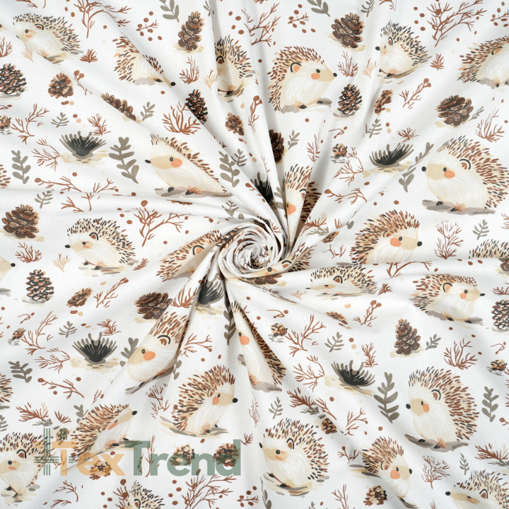 100% Baumwolle mit Igeln und Tannenzapfen auf weißem Hintergrund