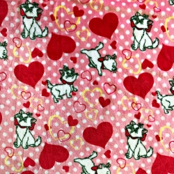 Polar Plus Kätzchen mit Herzen auf rosa Hintergrund  