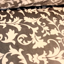 Polar plus cremefarbene Ornamente auf beigem Hintergrund  