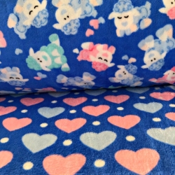 Fleece Plus beidseitig Schafe und Herzen auf blauem Hintergrund.  