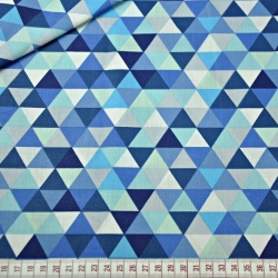 Baumwolle 100% kleine bunte Dreiecke blau auf weißem Hintergrund.  