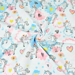 Baumwolle 100% Einhörner mit blau-rosa Wolken auf weißem Hintergrund  