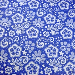 Baumwolle 100% weiße Serviette auf blauem Hintergrund  