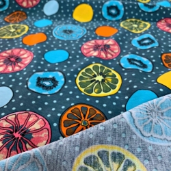 Jersey-Stoff bunte Zitronen auf blau-grauem Hintergrund  