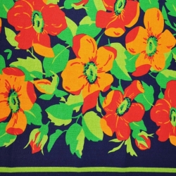Liegefläche Stoff orange-rote Blumen auf marineblauem Hintergrund  